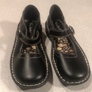 Thom McAn sz 13  Girls Black Mary Janes with Non Mark Soles
